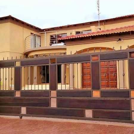 Asda Guesthouse Mogwase Bagian luar foto