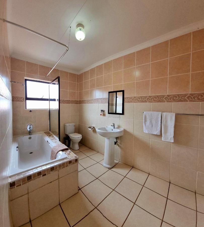 Asda Guesthouse Mogwase Bagian luar foto