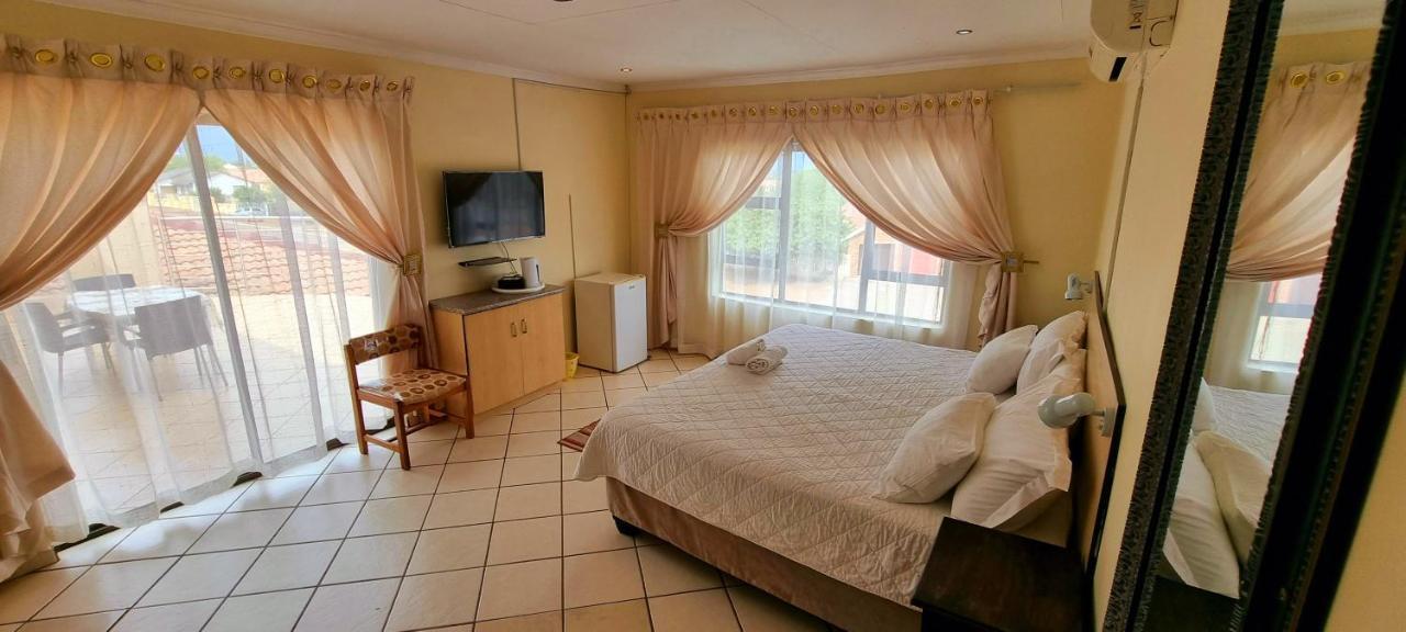 Asda Guesthouse Mogwase Bagian luar foto