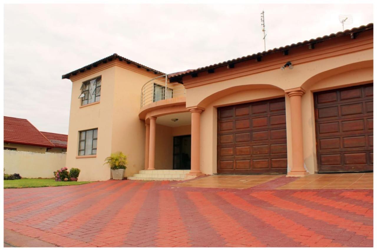 Asda Guesthouse Mogwase Bagian luar foto