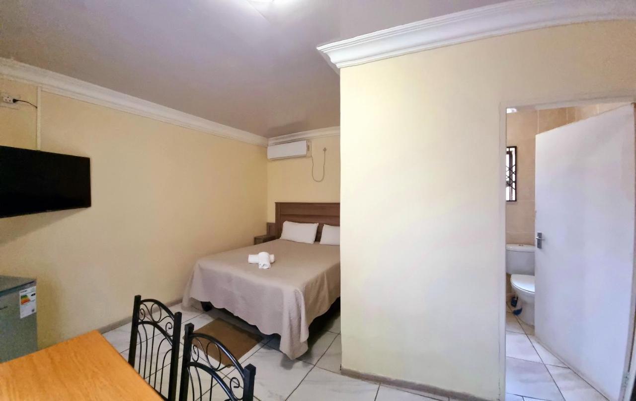 Asda Guesthouse Mogwase Bagian luar foto