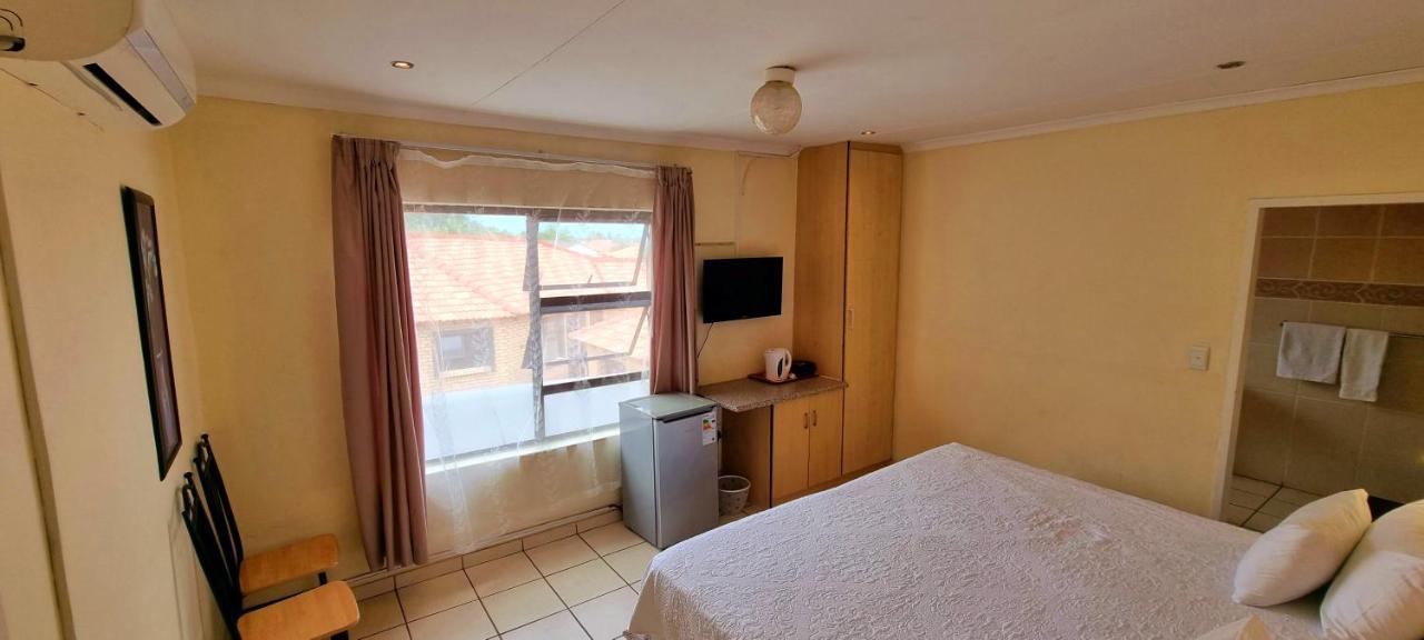 Asda Guesthouse Mogwase Bagian luar foto