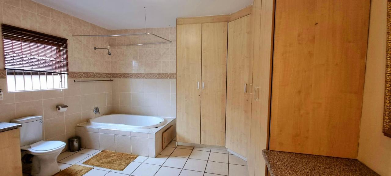 Asda Guesthouse Mogwase Bagian luar foto